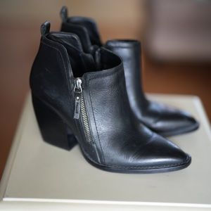 Gianni Bini size 8 ankle boots